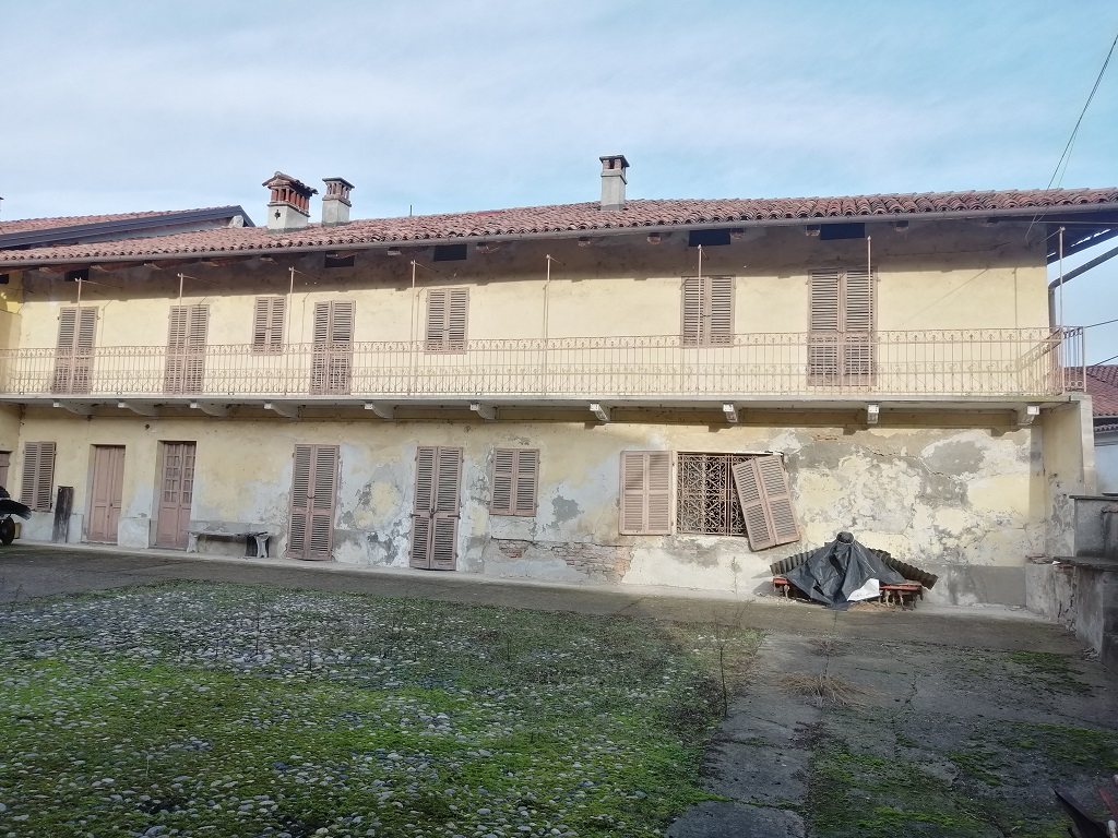 COMPENDIO IMMOBILIARE A CORTE CHIUSA IN CENTRO PAESE
