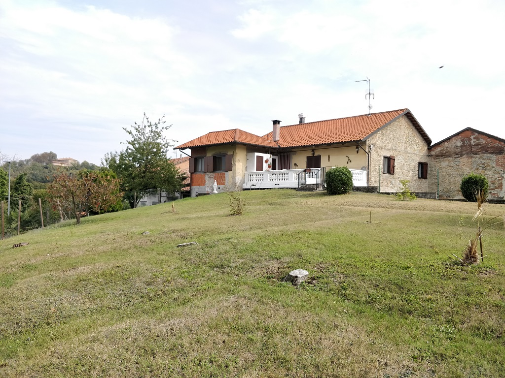 CASA CON GIARDINO E CORTILI INDIPENDENTI