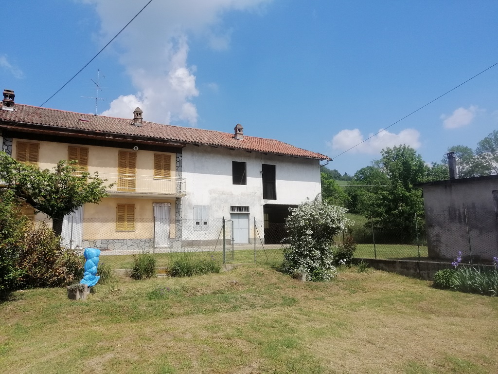 RUSTICO DA RIATTARE CON AMPIA CORTE E TERRENO A CORPO