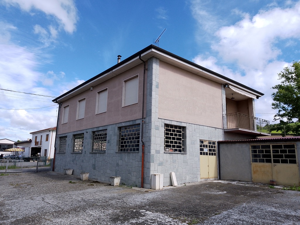 CASA INDIPENDENTE CON MAGAZZINI E TETTOIA