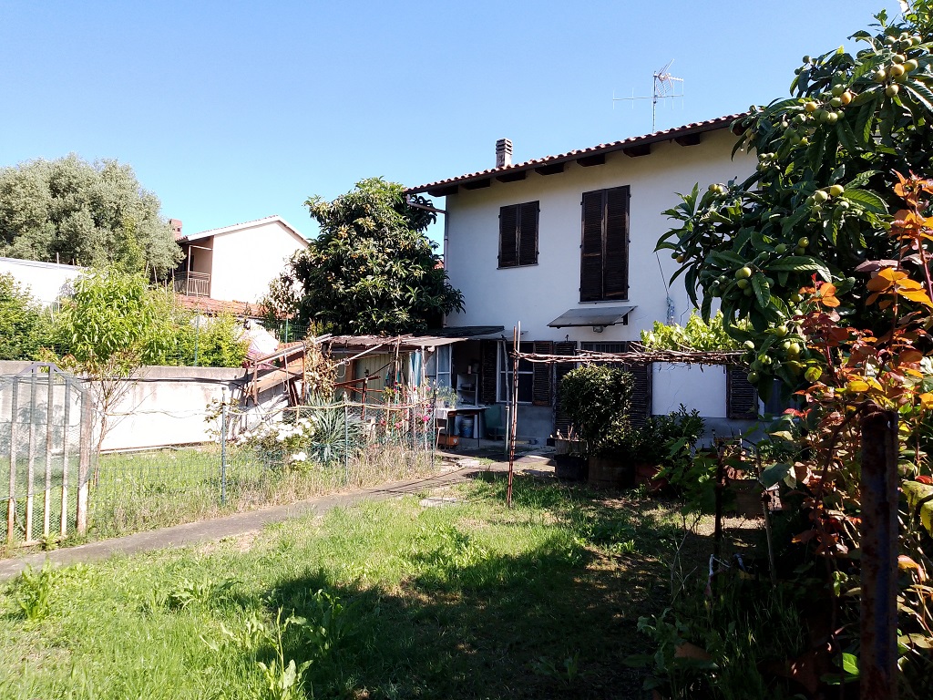 CASA DI CAMPAGNA CON GIARDINO ANNESSO