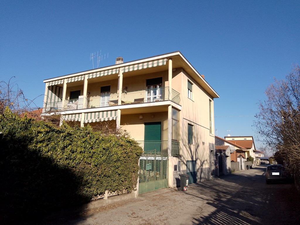 APPARTAMENTO CENTRO PAESE, CON GARAGE, IN BIFAMILIARE