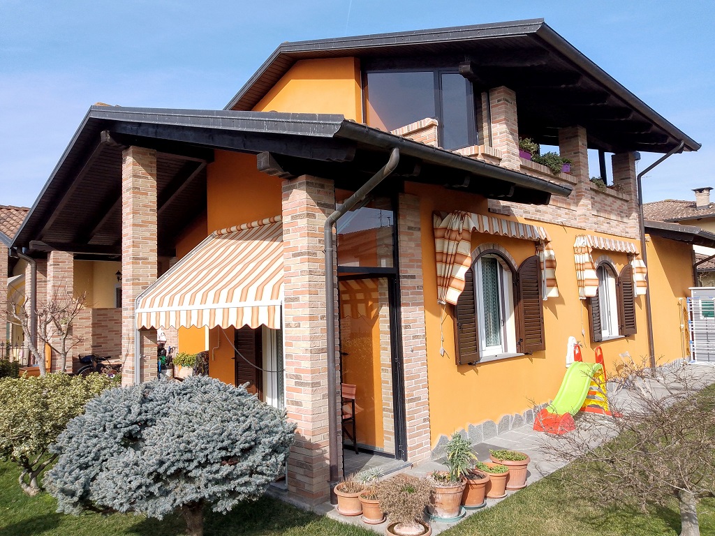VILLA CON GIARDINO IN VIA ALDO MORO