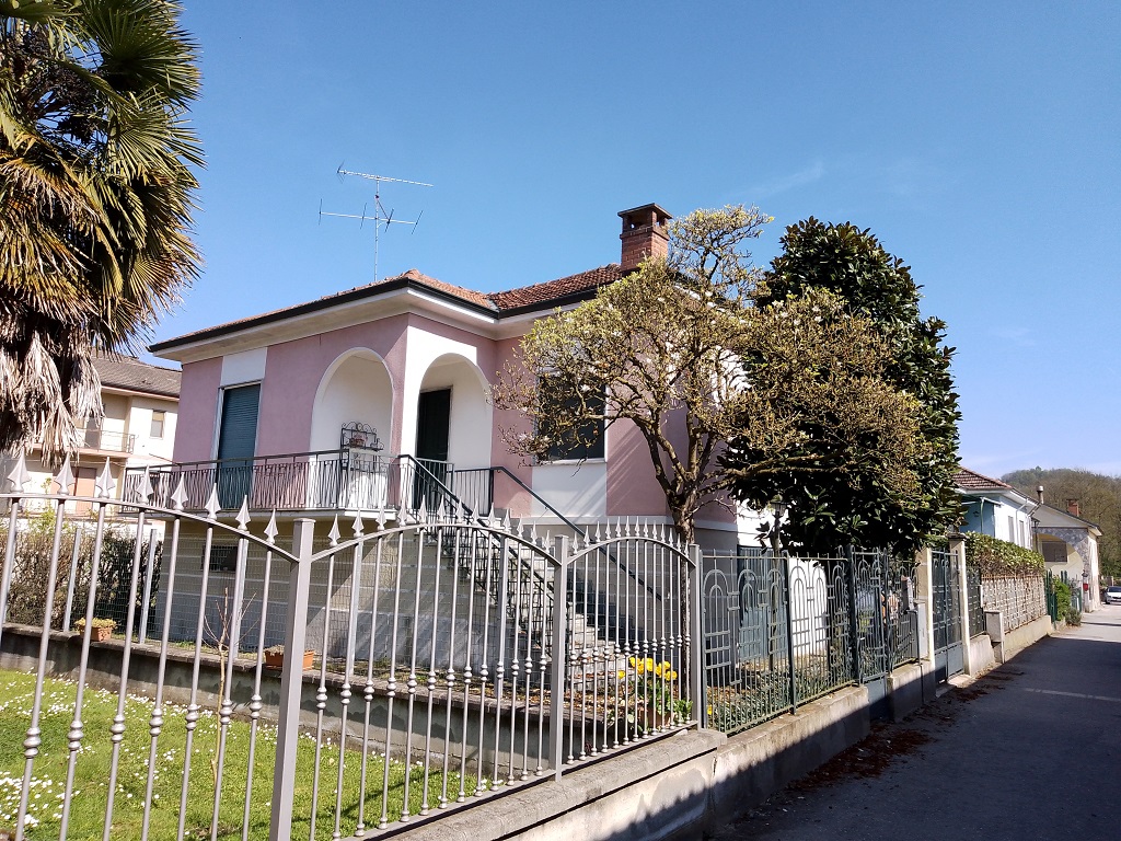VILLETTA LIBERA SU QUATTRO LATI IN BELLA ZONA RESIDENZIALE