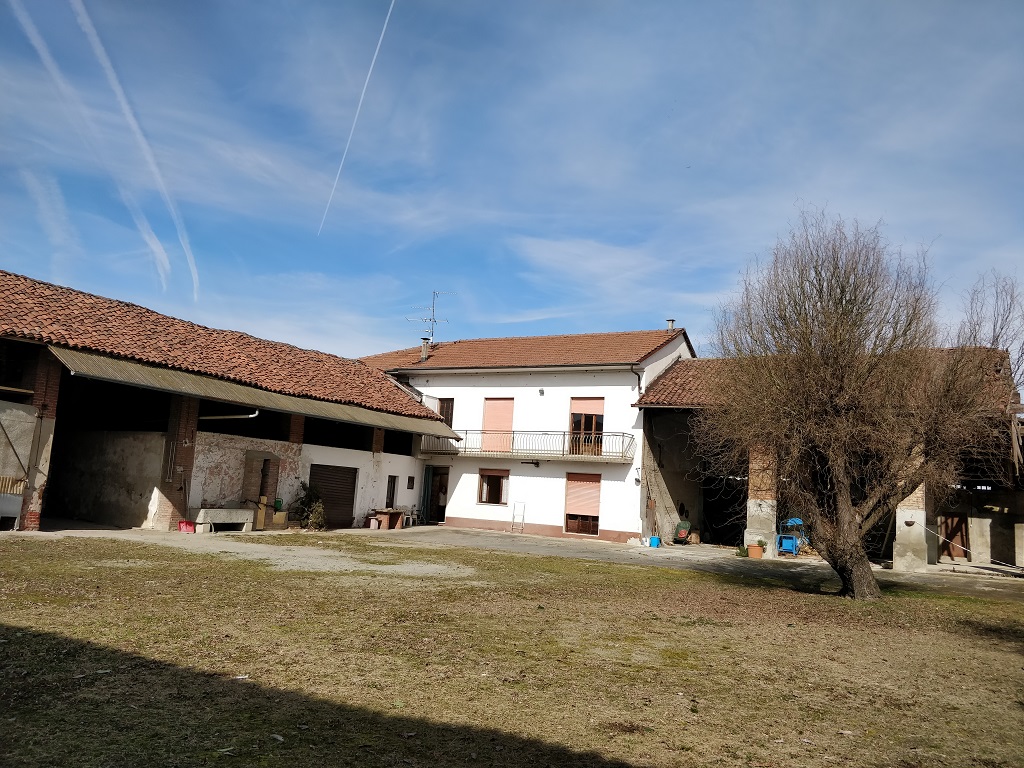 CASA CON AMPIA CORTE E TETTOIE