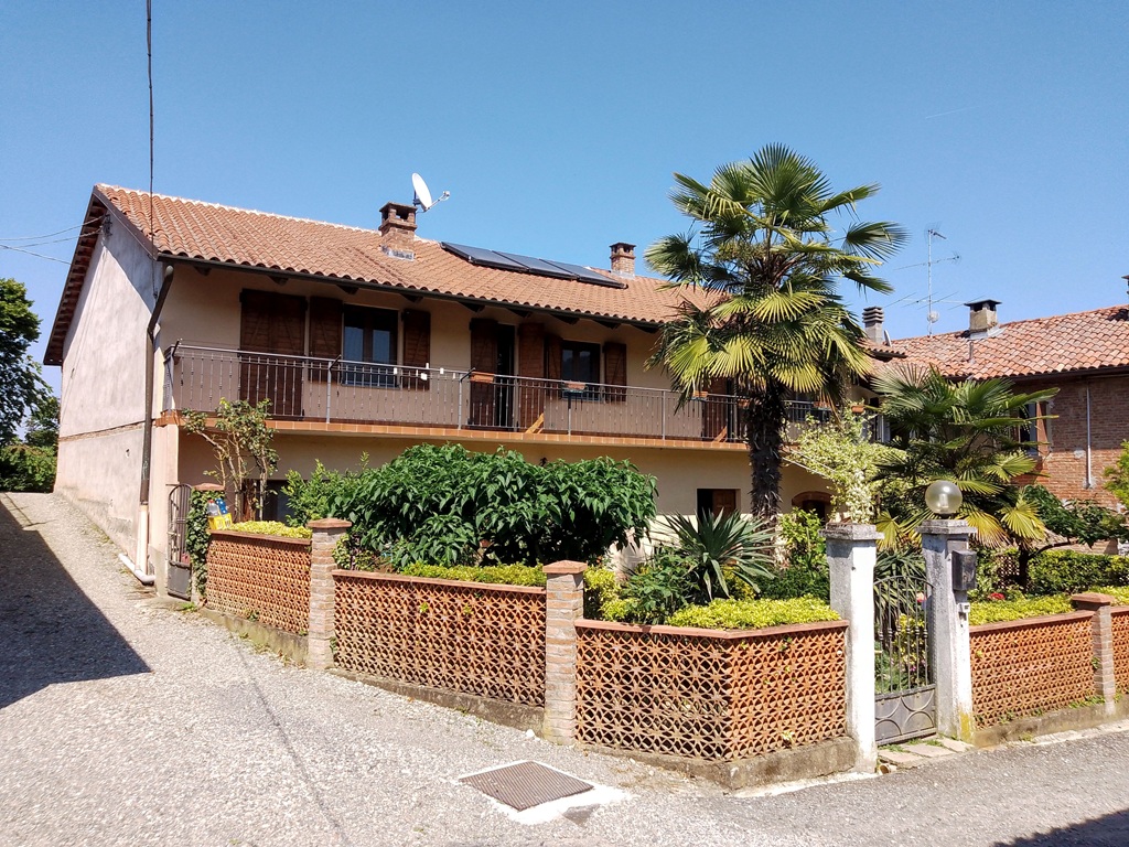 RUSTICO PIEMONTESE SUBITO ABITABILE CON PERTINENZE E TERRENI