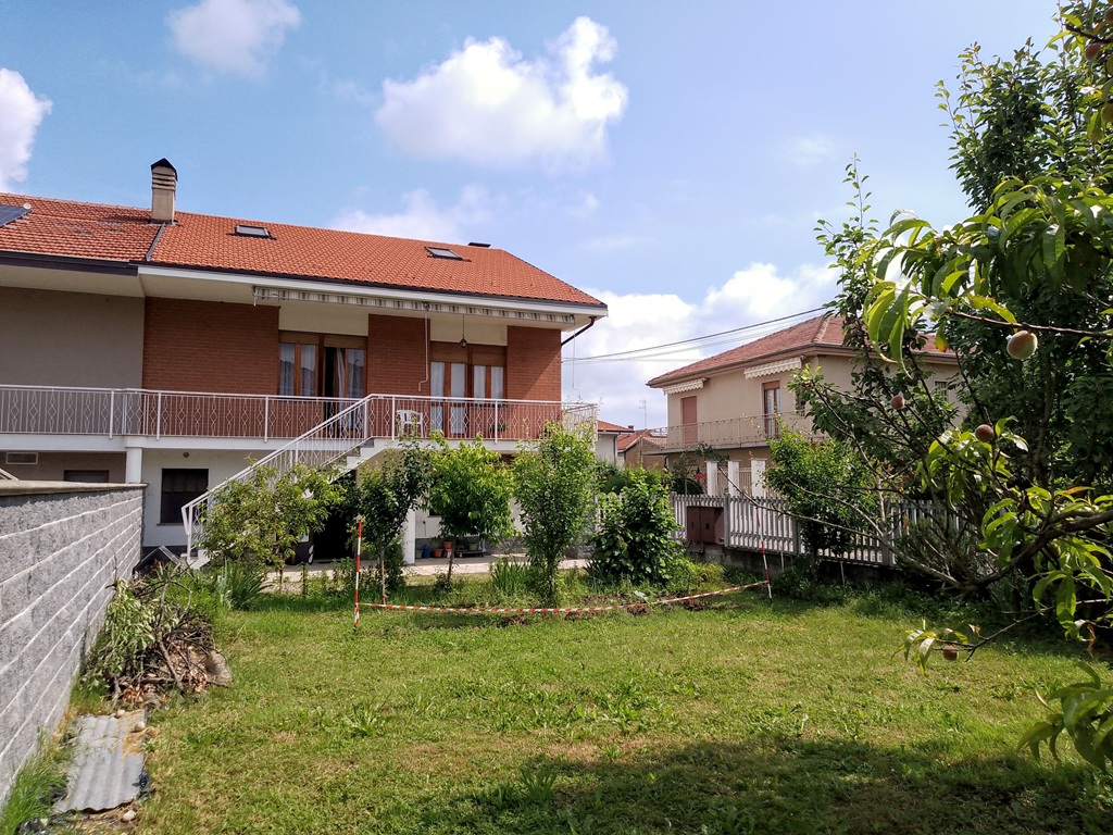 CENTRO PAESE, INDIPENDENTE TRE LATI, CON GIARDINO E CORTILETTO