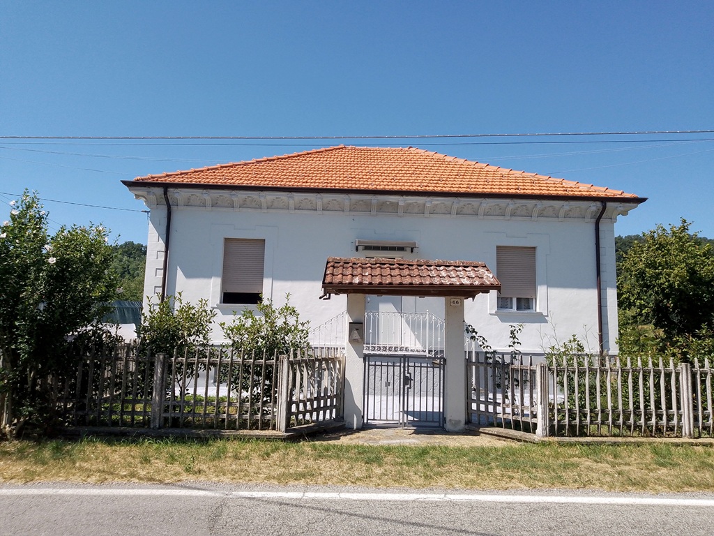 INDIPENDENTE QUATTRO LATI CON GIARDINO PRIVATO
