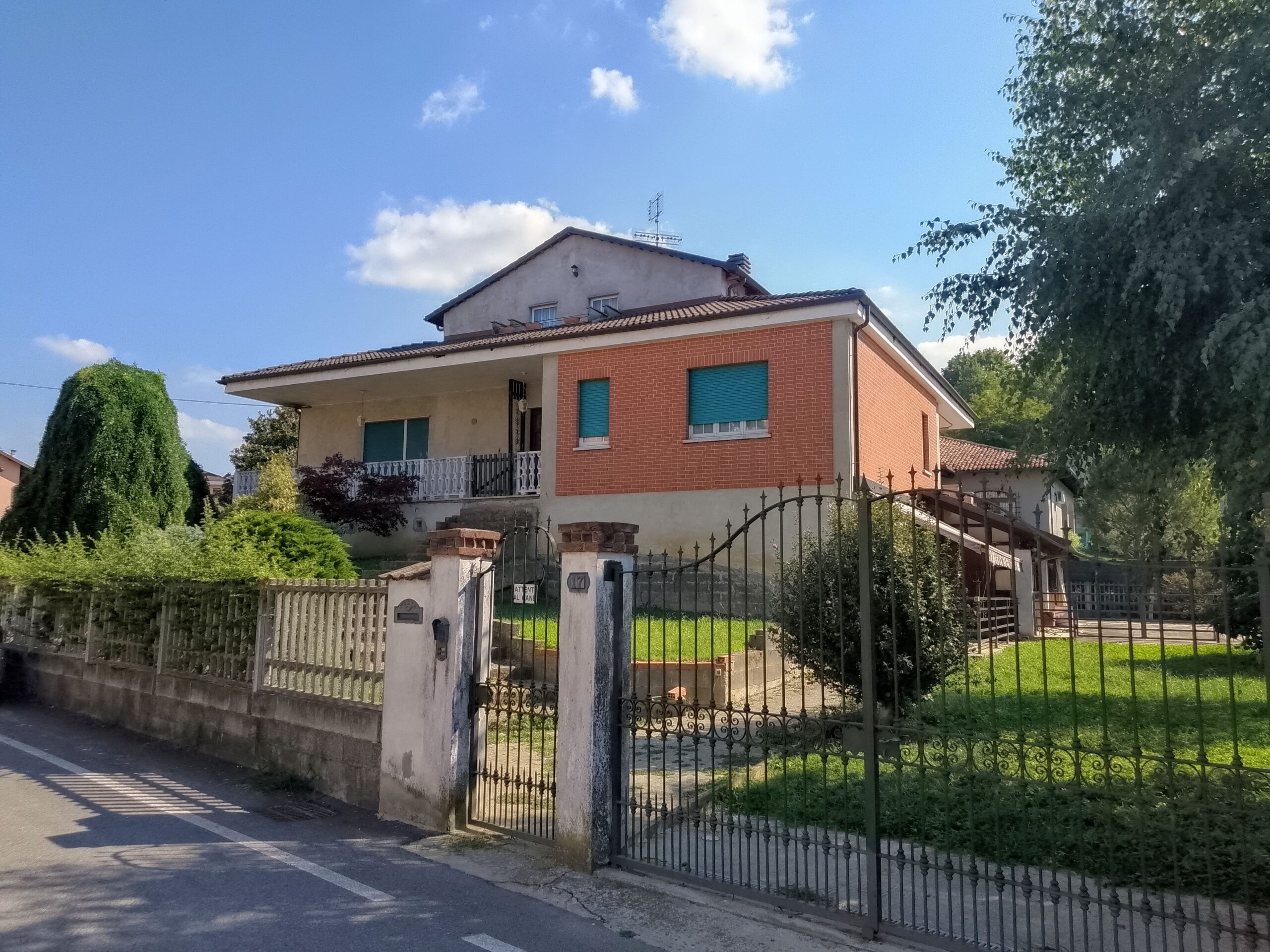 VILLA INDIPENDENTE QUATTRO LATI IN ZONA RESIDENZIALE CENTRALISSIMA