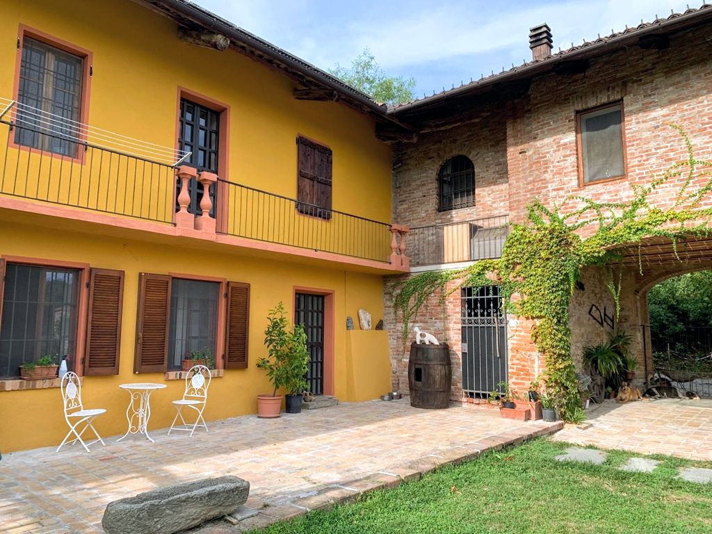 CASCINA IN TIPICO STILE PIEMONTESE INDIPENDENTE QUATTRO LATI