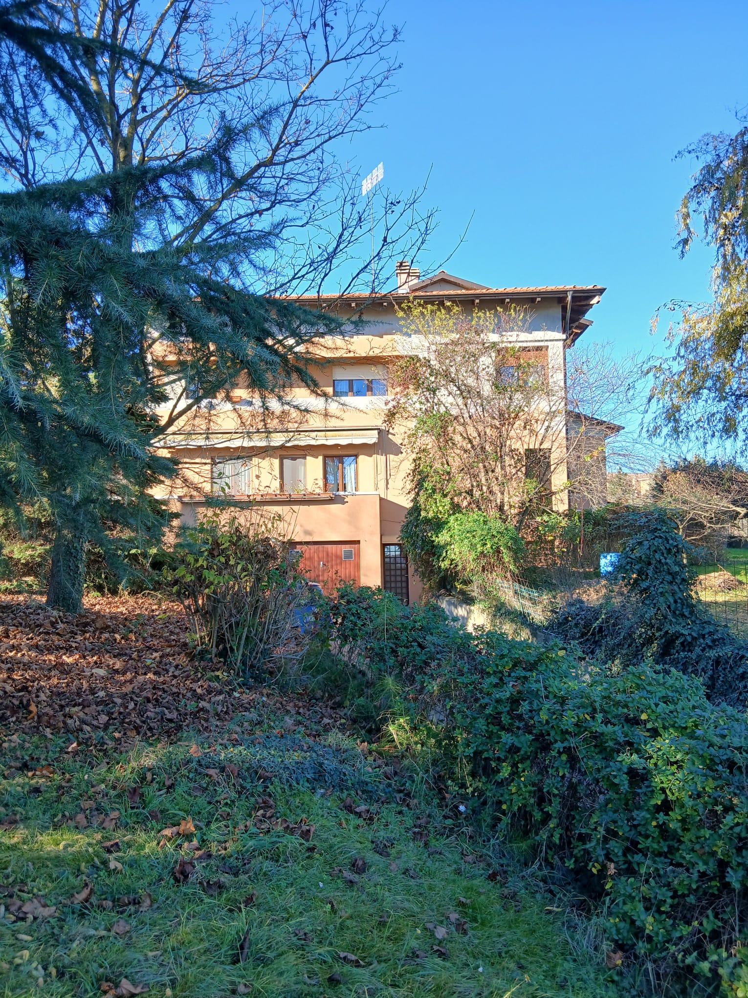 BIFAMILIARE RISTRUTTURATA CON GIARDINO E VISTA PANORAMICA