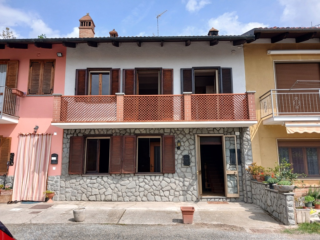 CASA DI FILA CON AUTORIMESSA E CORTILETTO