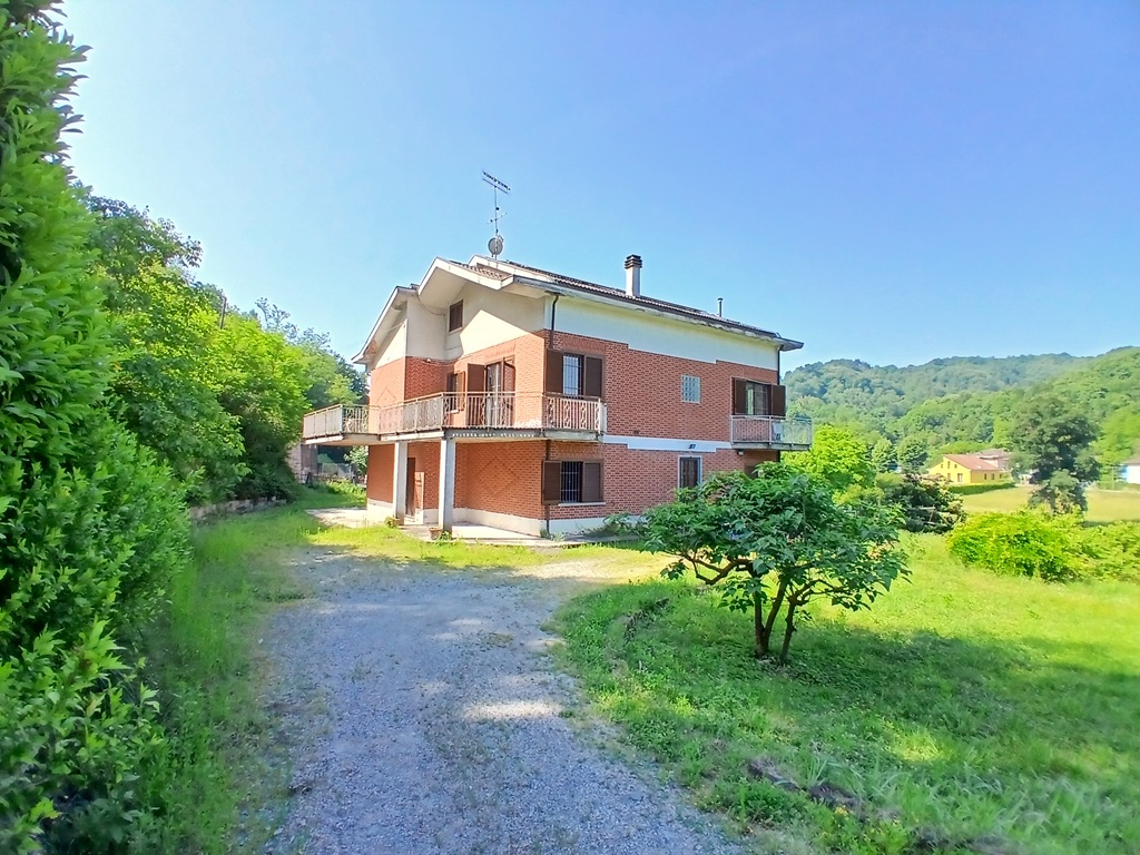 BIFAMILIARE IN VERDEGGIANTE CONTESTO RESIDENZIALE