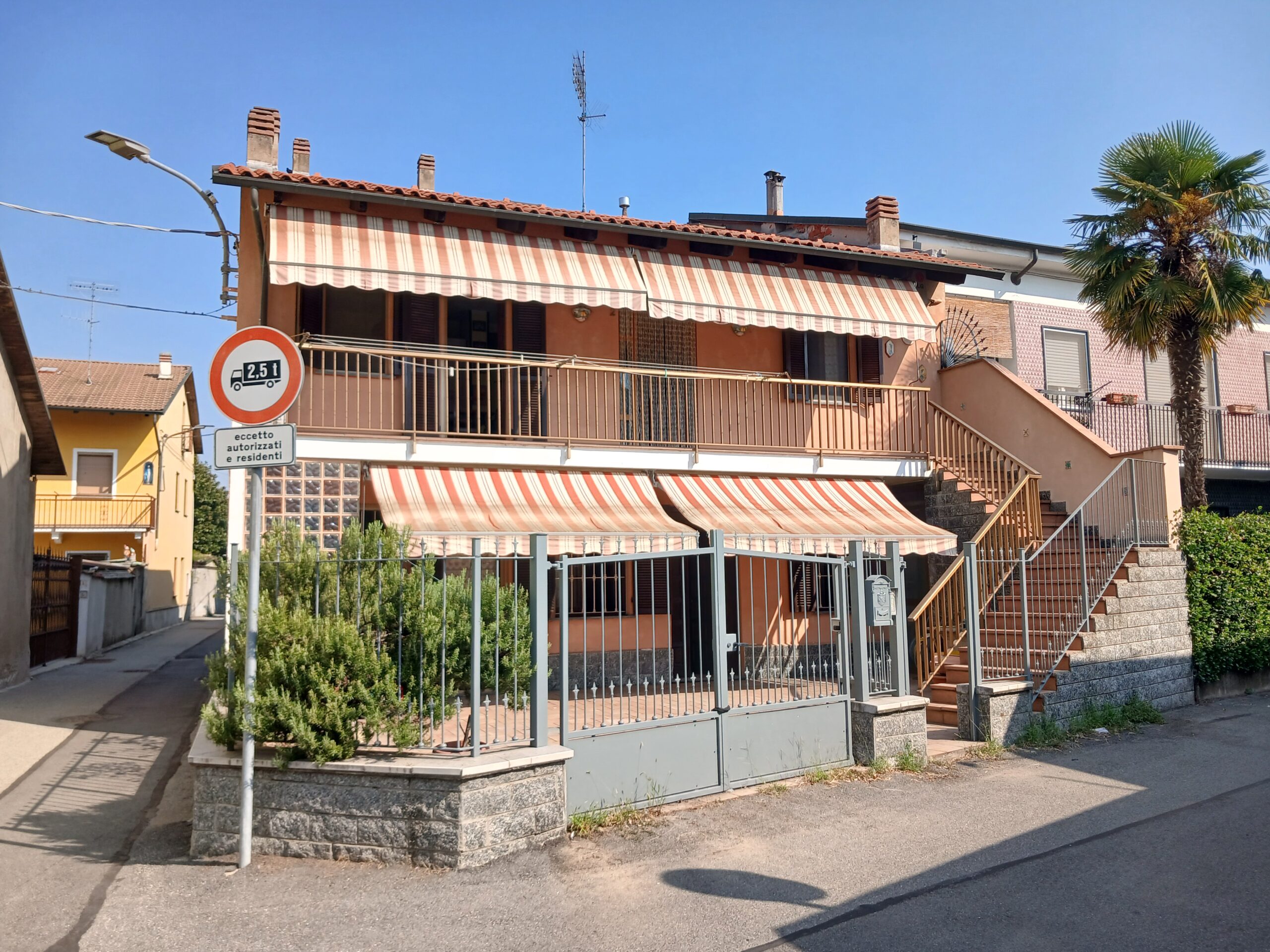 CASA SUBITO ABITABILE CON CORTE PRIVATA E GARAGE