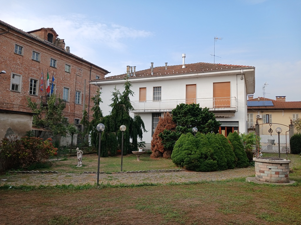 SIGNORILE, INDIPENDENTE QUATTRO LATI CON ELEGANTE GIARDINO!